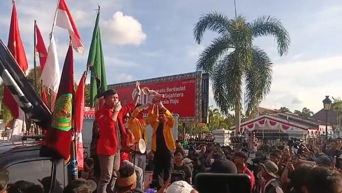 Demonstran Bawa Kepala Babi
